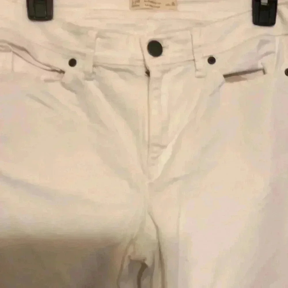 J Jill full leg copped jeans. White with fringe hem. Size 8 - Picture 2 of 7